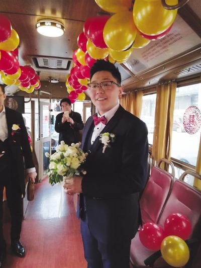 六辆“铛铛车”当婚车 这场婚礼既拉风又低碳