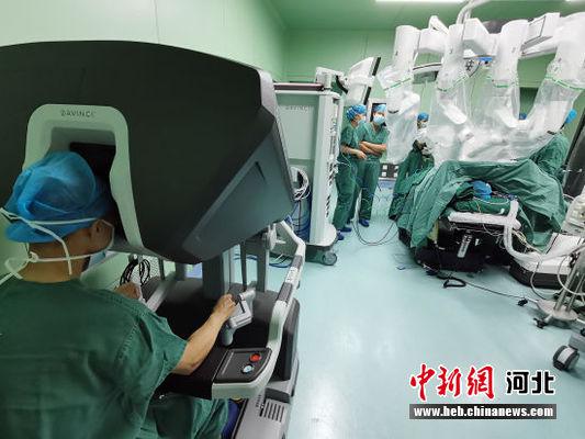 　6月16日，在河北省胸科医院手术室内，医生正在使用一台“三头四臂”的手术机器人对患者实施治疗。 翟羽佳 摄