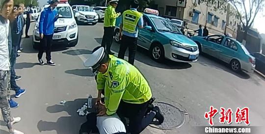 图为河北“80后”辅警贾永军街头救人。警方供图