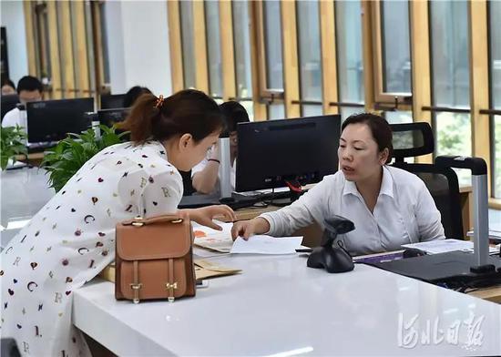 在雄安市民服务中心办事,体验到的是办事的高效率。刘向阳摄
