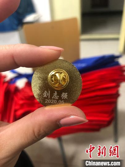 图为系徽后面刻着毕业生的名字。石家庄铁道大学外语系供图