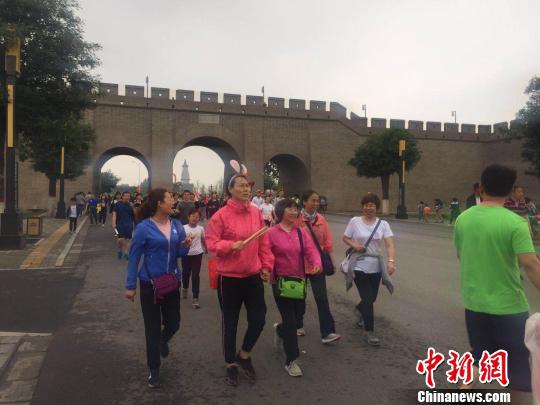 当天近两万民众在古城中行走 李茜 摄