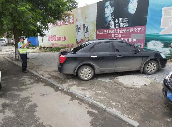 交警查处违停车辆