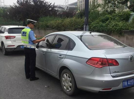 交警查处违停车辆