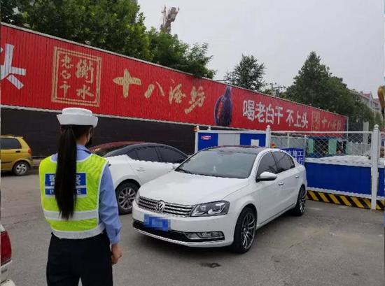 交警查处违停车辆