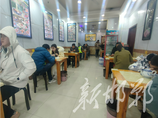 中午时分市民在某餐馆就餐。