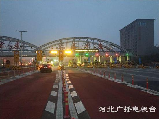 今晨6时,石家庄裕华高速口正常开启。(高凯摄)