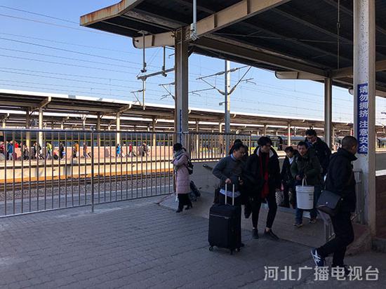 石家庄北站,刚下车的乘客们正在出站。颜力鸥 摄