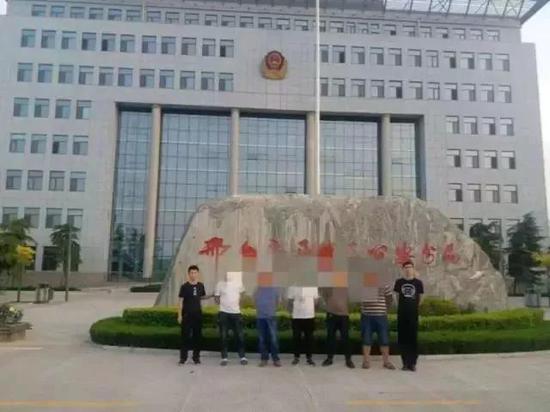 目前,5人均已被治安拘留,此案正在进一步审理中。