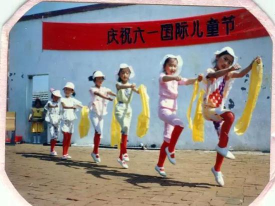 在学校练,回家还要对着镜子练,惹的大人总说:“看书都没见你这么认真!”