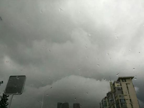 雨说来就来,网友“东哥”:好大的雨呀!