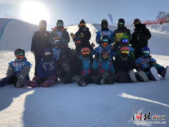 河北省单板滑雪队部分队员在训练中合影。 潘蕾摄