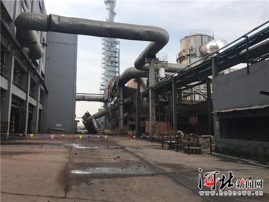 河北金万泰化肥有限责任公司造气车间尾气燃烧炉爆炸事故现场。 记者米彦泽摄