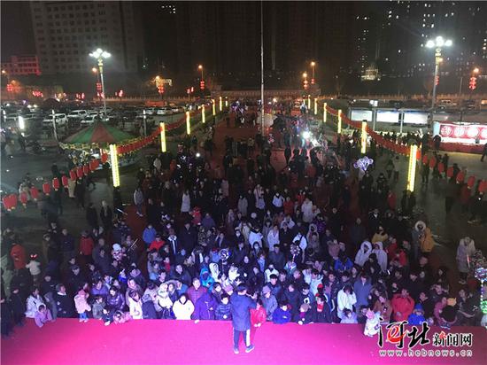 ?#23383;?#40723;楼广场上精彩的文艺演出吸引了大批市民前来观看。