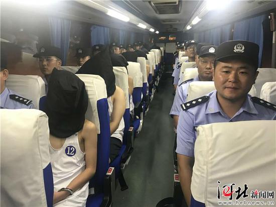 包机押解34名 犯罪嫌疑人回冀