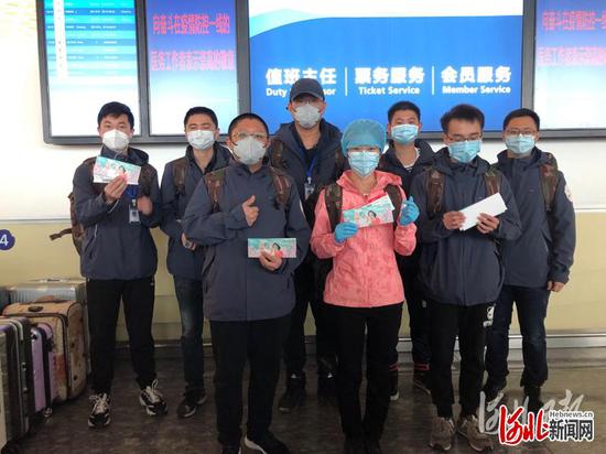 来自保定的医疗队员手持机票合影留念。(邢辰提供)