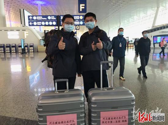 保定市第二医院影像医生周鑫、邢辰在机场合影。(邢辰提供)