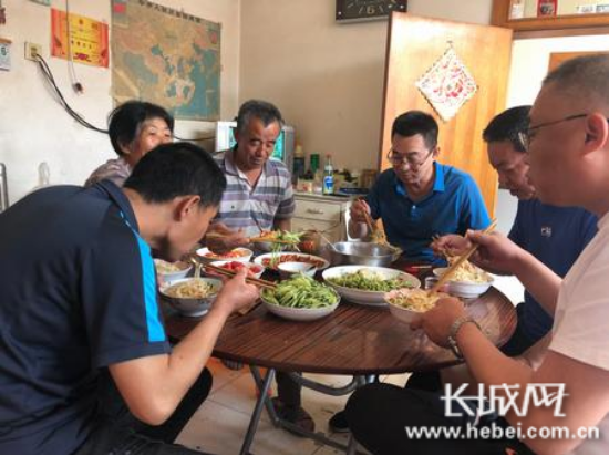 沧州市科技局帮扶责任人自带食材，与脱贫群众同吃家常饭。
