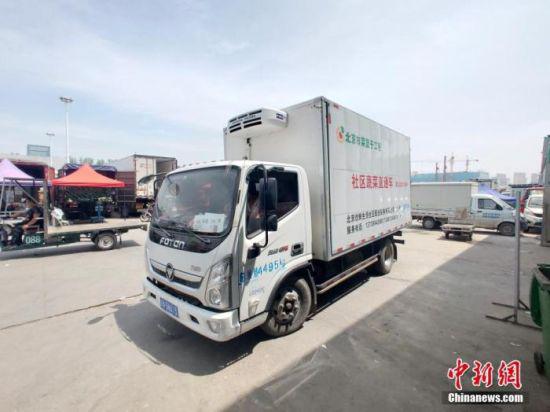 　　6月16日，一辆北京“社区蔬菜直通车”停在河北新发地市场内。 中新社记者 王天译 摄