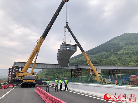 延崇高速跨张承高速钢桥吊装开始施工。 张家口市崇礼区委宣传部供图