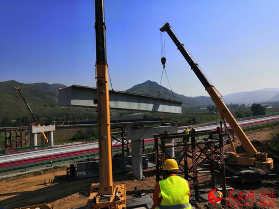 延崇高速跨张承高速钢桥吊装开始施工。 张家口市崇礼区委宣传部供图