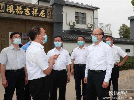 6月23日,省长许勤到邯郸调研检查。这是许勤专程到魏县易地扶贫搬迁工程新建社区贺祥社区,查看搬迁群众生活情况。长城新媒体记者 耿佳 摄