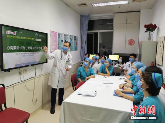 北京协和医院心内科主治医师杨德彦(左一) 。供图