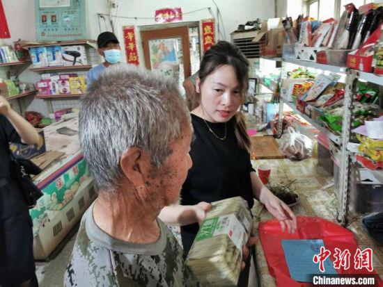 饶阳县留楚乡东崔村已脱贫人员刘根立在“爱心超市”兑换生活用品。　王鹏 摄