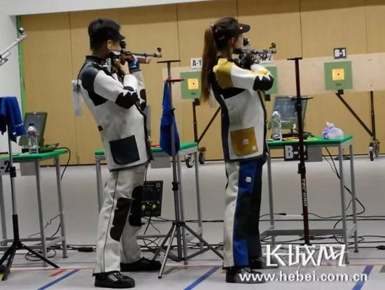 中国队员气定神闲准备射击。国家射击队男子步枪主教练常静春供图