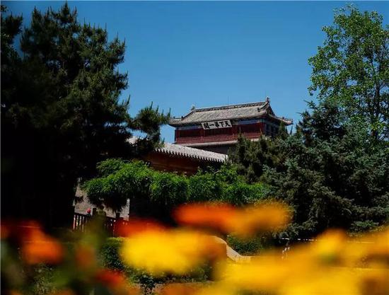 秦皇岛是国家历史文化名城,因秦始皇东巡至此派人入海求仙而得名。