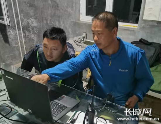河北承德水文勘测研究中心水文站工作人员在一线工作中。