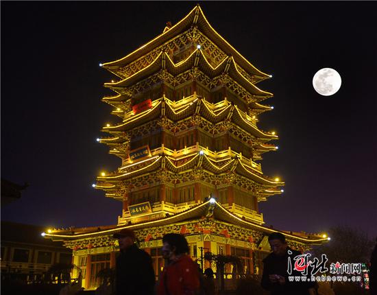这是2月19日晚的?#23383;?#28165;风楼。(二次曝光拍摄)记者张昊摄