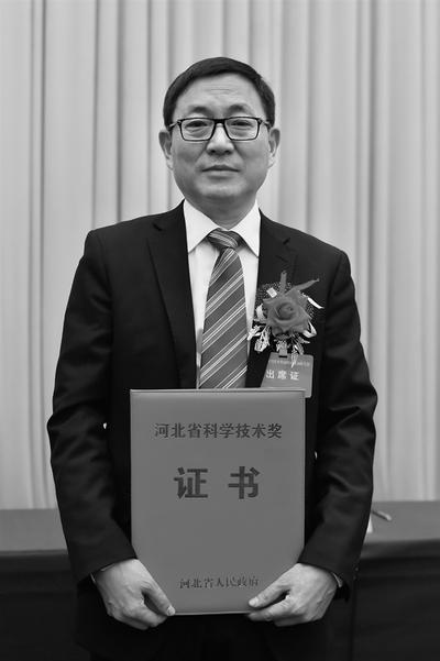 张福成,1964年8月出生,民盟成员,工学博士,现为燕山大学教授,亚稳材料制备技术与科学国家重点实验室和冷轧板带装备及工艺国家工程技术研究中心学术带头人,燕山大学副校长。