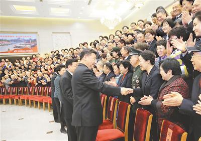 12月12日,党和国家领导人习近平、刘云山等在北京会见第一届全国文明家庭代表。