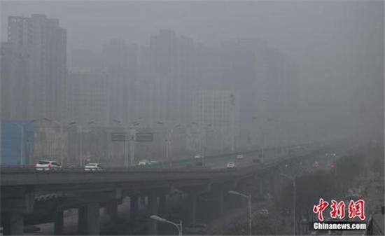 12月5日,石家庄市区笼罩在雾霾中。当日,河北省气象台继续发布霾红色预警信号。