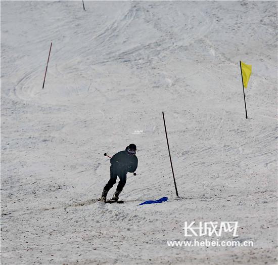 “滑雪王”大回转比赛。曹建雄 摄