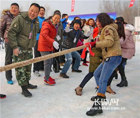 雪地拔河比赛。曹建雄 摄