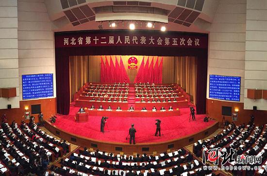 1月8日上午9时,河北省第十二届人民代表大会第五次会议在省会河北会堂开幕。河北日报记者杜宇鹏摄