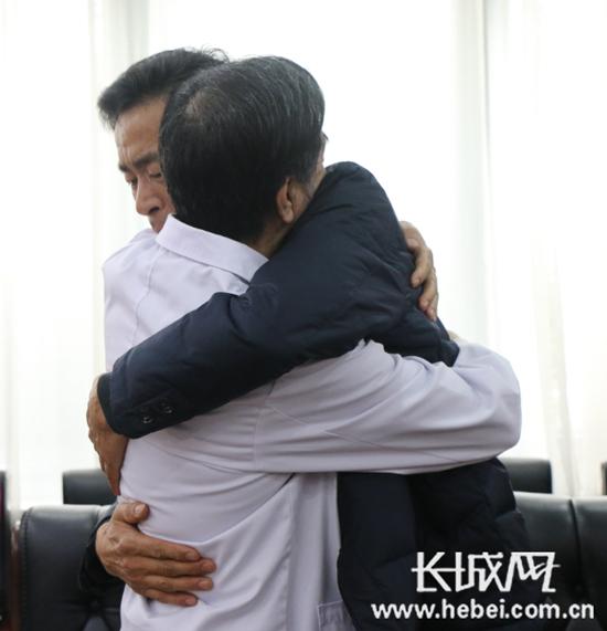 张建生医生和当年的患者徐华中深深地拥抱在一起。长城网 吴浩摄 张建生医生和当年的患者徐华中深深地拥抱在一起。长城网 吴浩摄