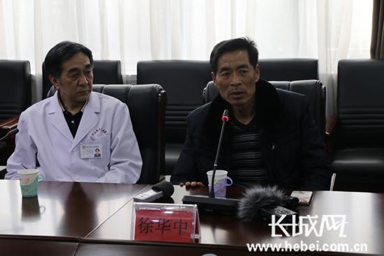 徐华中述说二十多年前的情景。长城网 吴浩摄