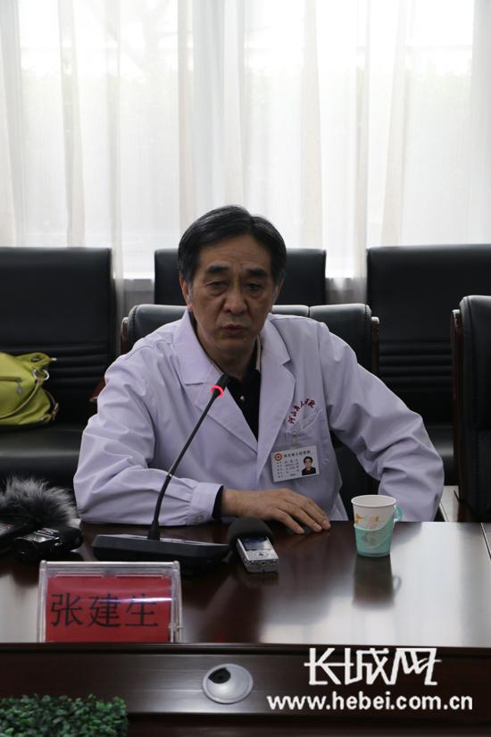 张建生主任介绍救治过程。长城网 吴浩摄
