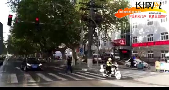 交警开道引路。视频截图