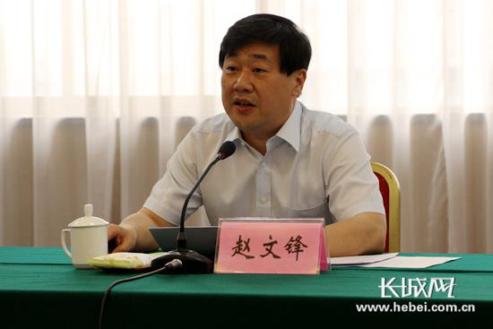 石家庄市政府副市长赵文锋向记者们介绍石家