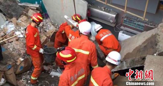 河北任县一电器小商场坍塌5人被埋,几十名消防官兵冒雨展开救援。张鹏翔 摄
