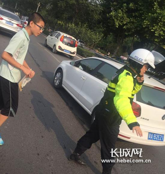 考生跟着交警前往考点。石家庄市交管局供图