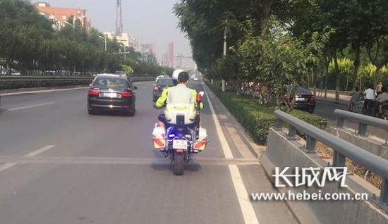 交警载着考生一路疾驰。石家庄市交管局供图
