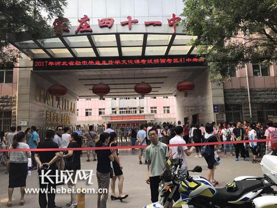 考生安全准时到达考点。石家庄市交管局供图