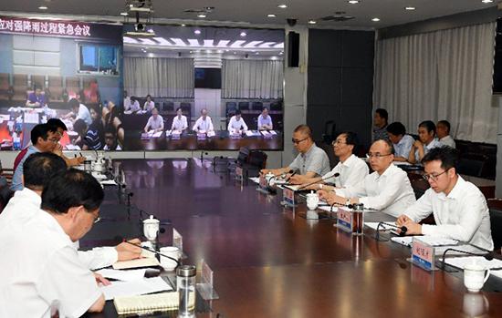 6月21日夜,省长许勤在省防汛抗旱指挥部召开了全省防汛工作调度会。 记者孟宇光摄