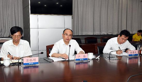 6月21日夜,省长许勤在省防汛抗旱指挥部召开了全省防汛工作调度会。 记者孟宇光摄