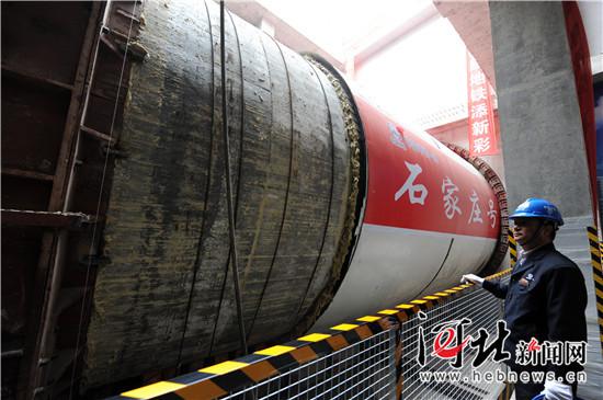 地铁建设节点一:首台隧道盾构掘进机启用